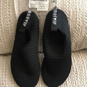 Jiasuqi new water shoes size 10.5-11 men or 13-14 women
